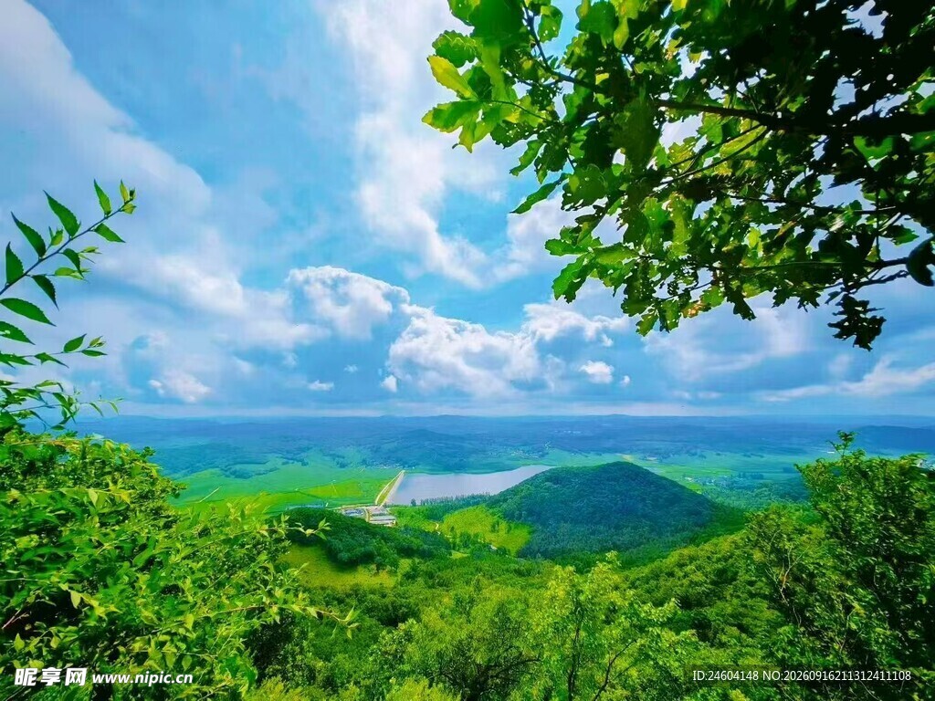 青山绿树间的开阔美景
