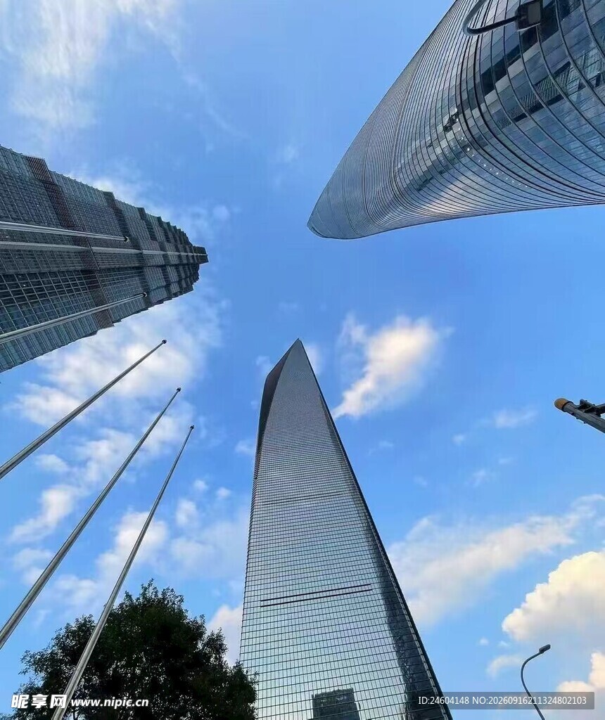 仰观摩天大楼与蓝天