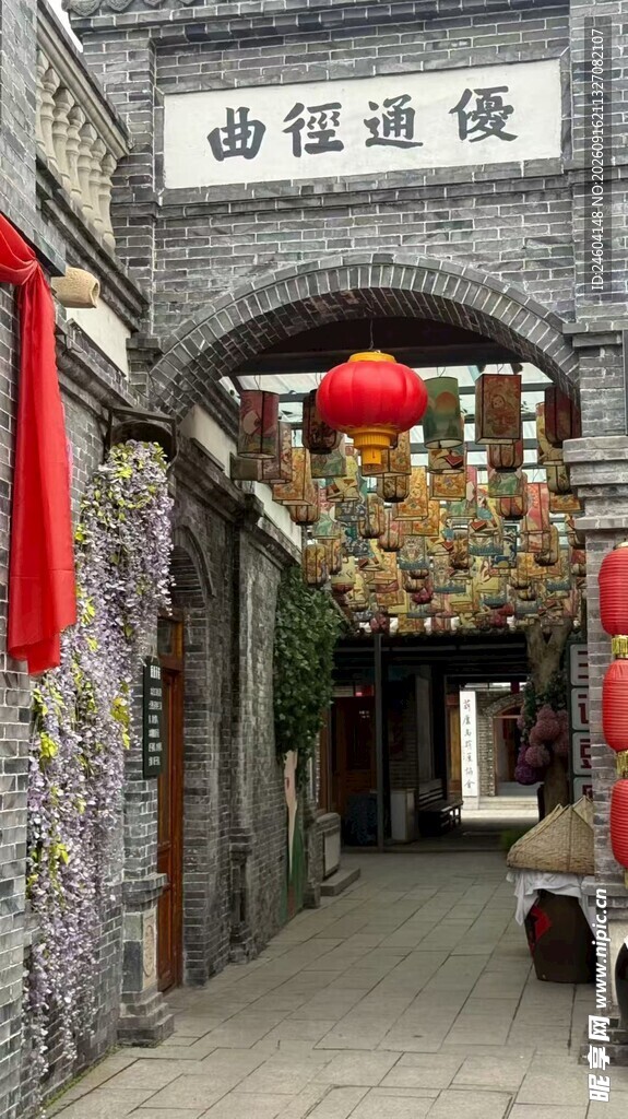 古巷中式门洞红灯笼景观