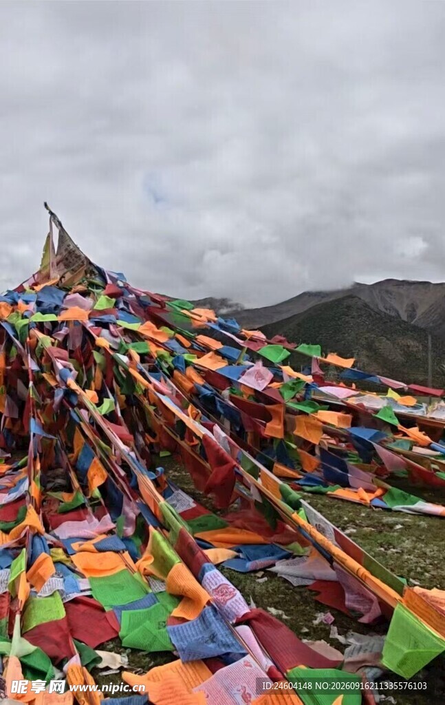 五彩经幡飘扬于天地间