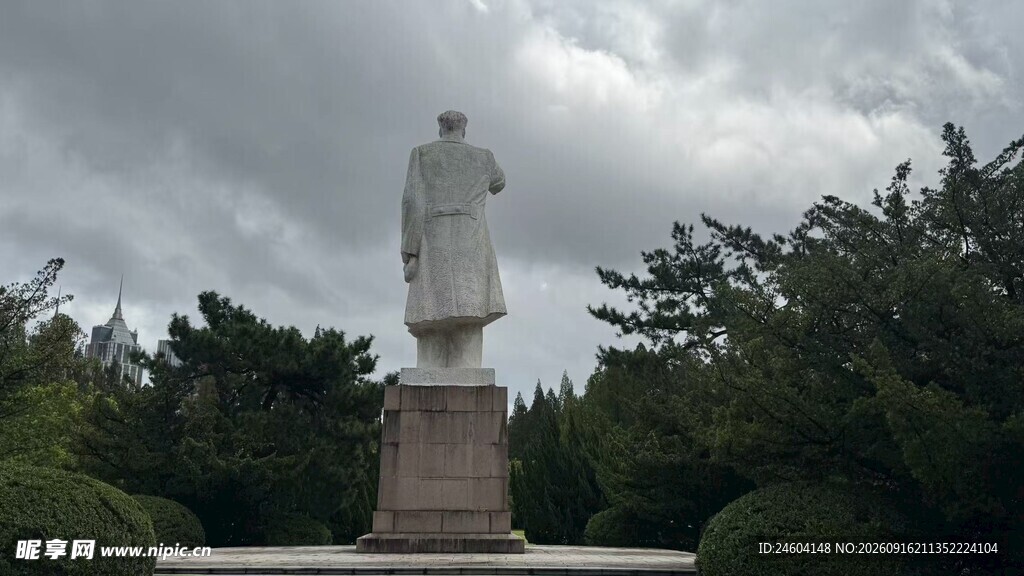 户外的人物雕像