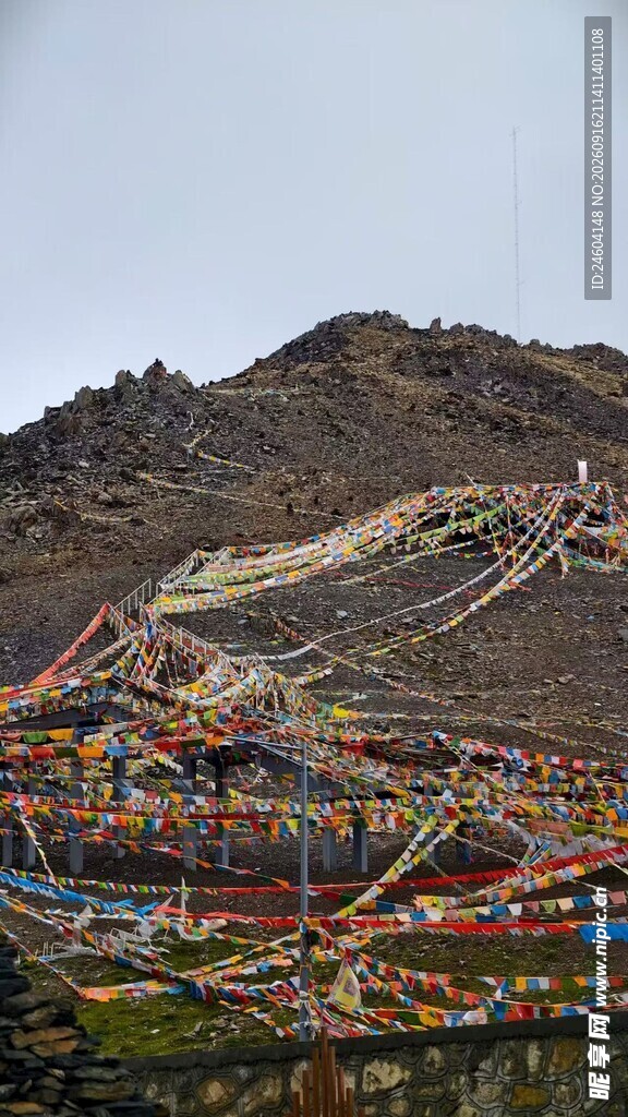 山间五彩经幡随风飘扬