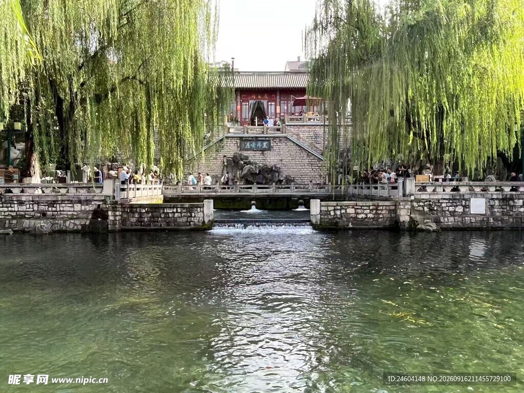 河畔垂柳下的中式桥景