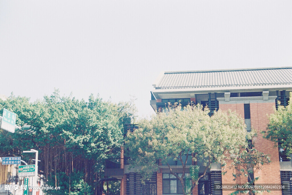 绿树环绕的红砖建筑