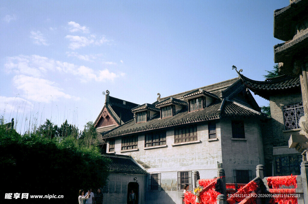 中式古建筑前的红色装饰