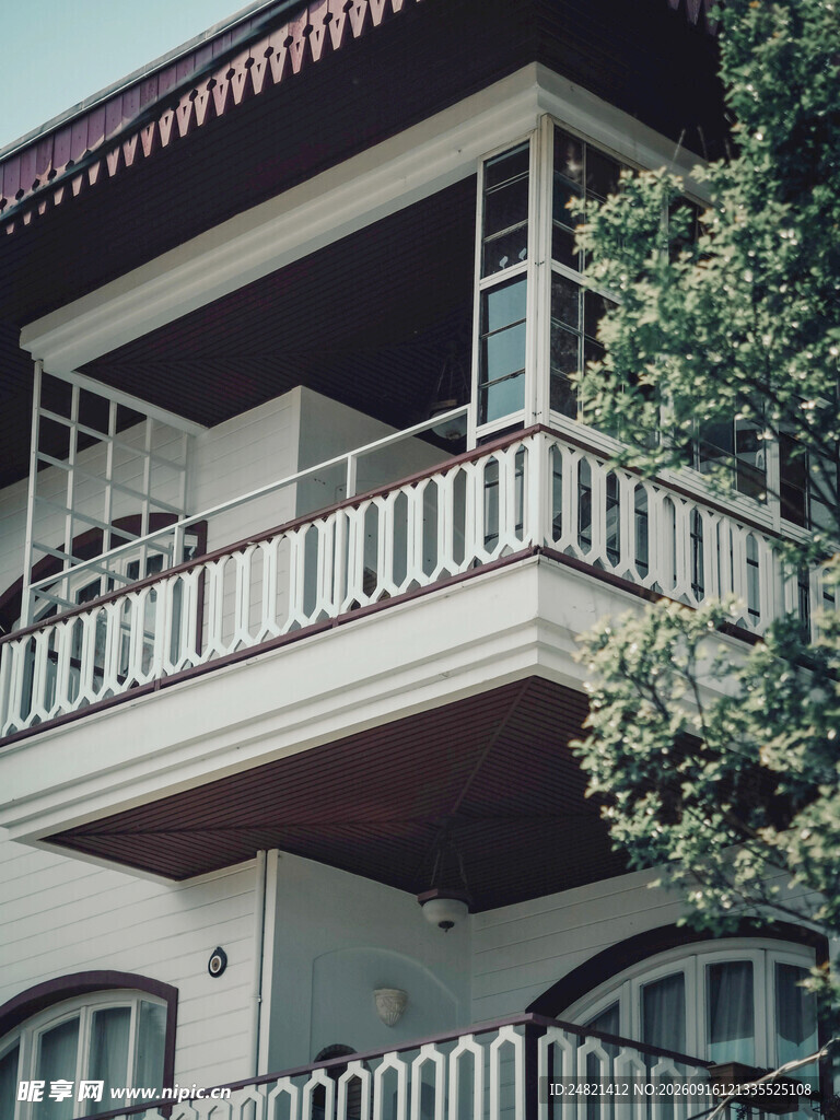 两层白色住宅带绿植阳台