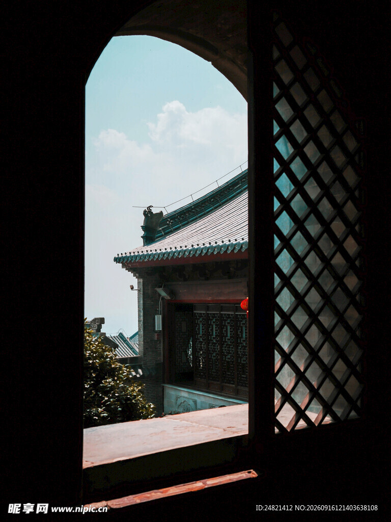 透过窗棂看中式古建筑