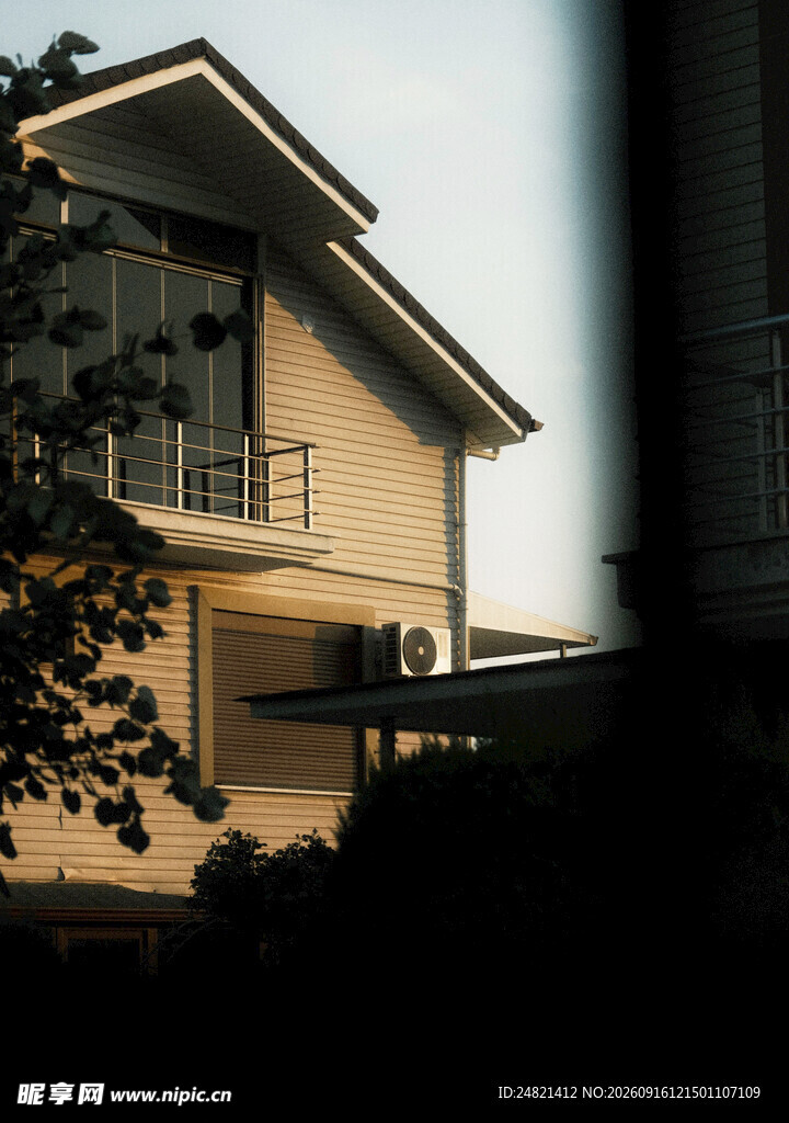 黄昏下的温馨住宅