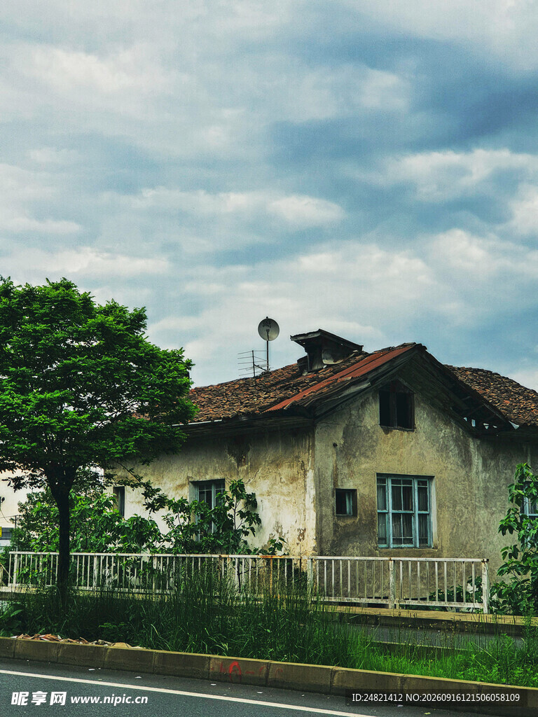 乡村路旁的古朴小屋
