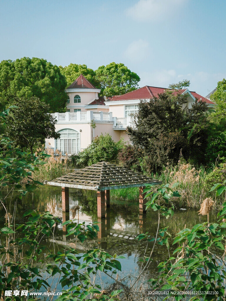 湖畔乡村小屋