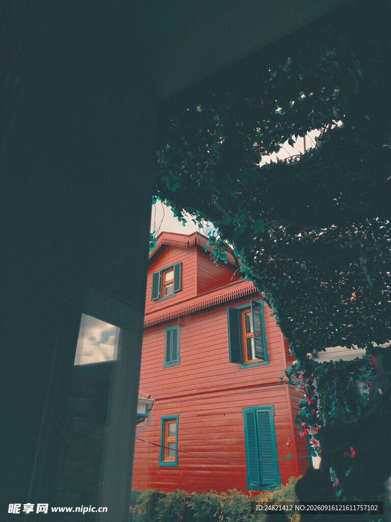 红色小屋与夜空景象