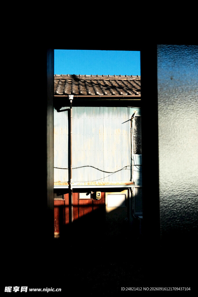 透过窗棂看中式建筑景致