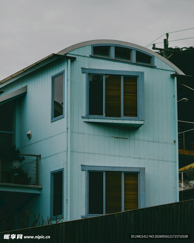 浅蓝色两层住宅外观