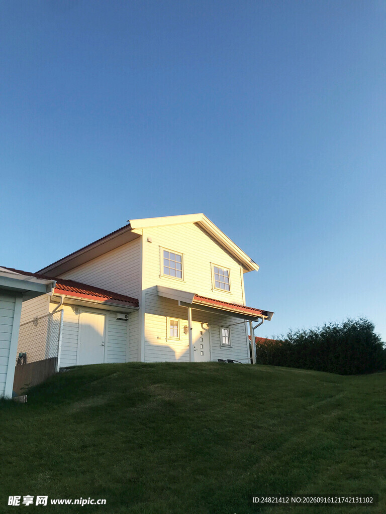 山坡上的温馨两层住宅