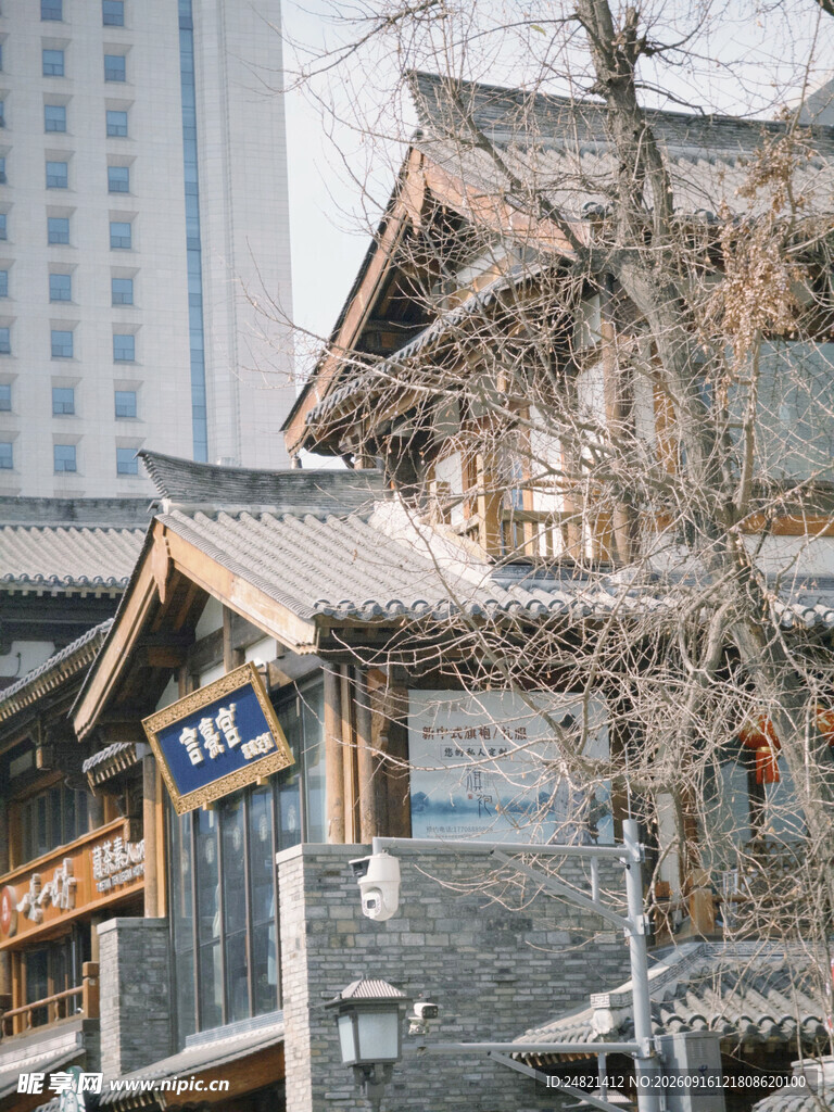 中式古建与现代建筑相衬