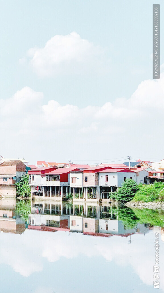湖畔红顶建筑倒影美景