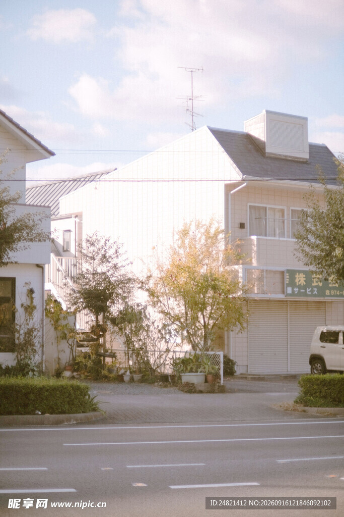 街道旁的白色住宅建筑