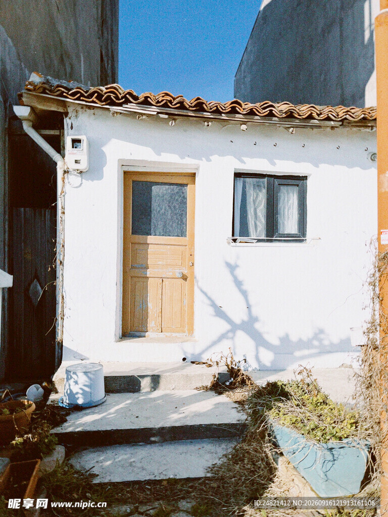 简约白色小屋外观