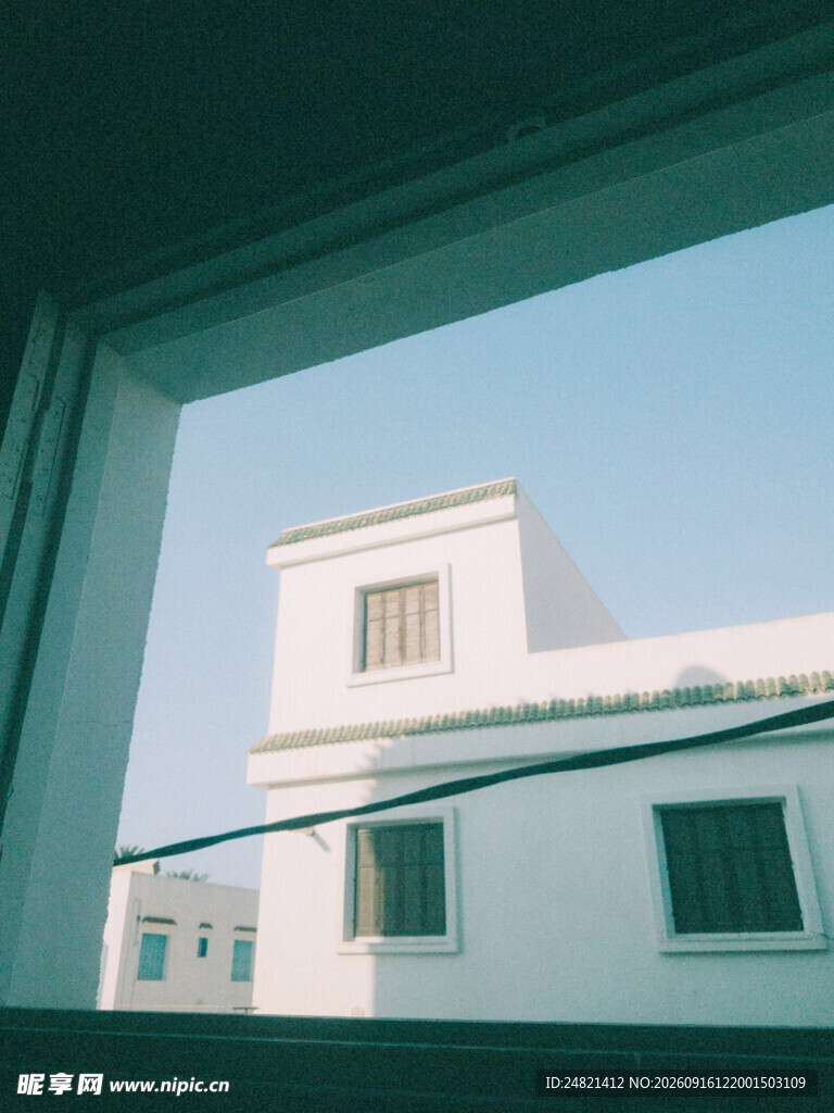 窗外的白色建筑风景