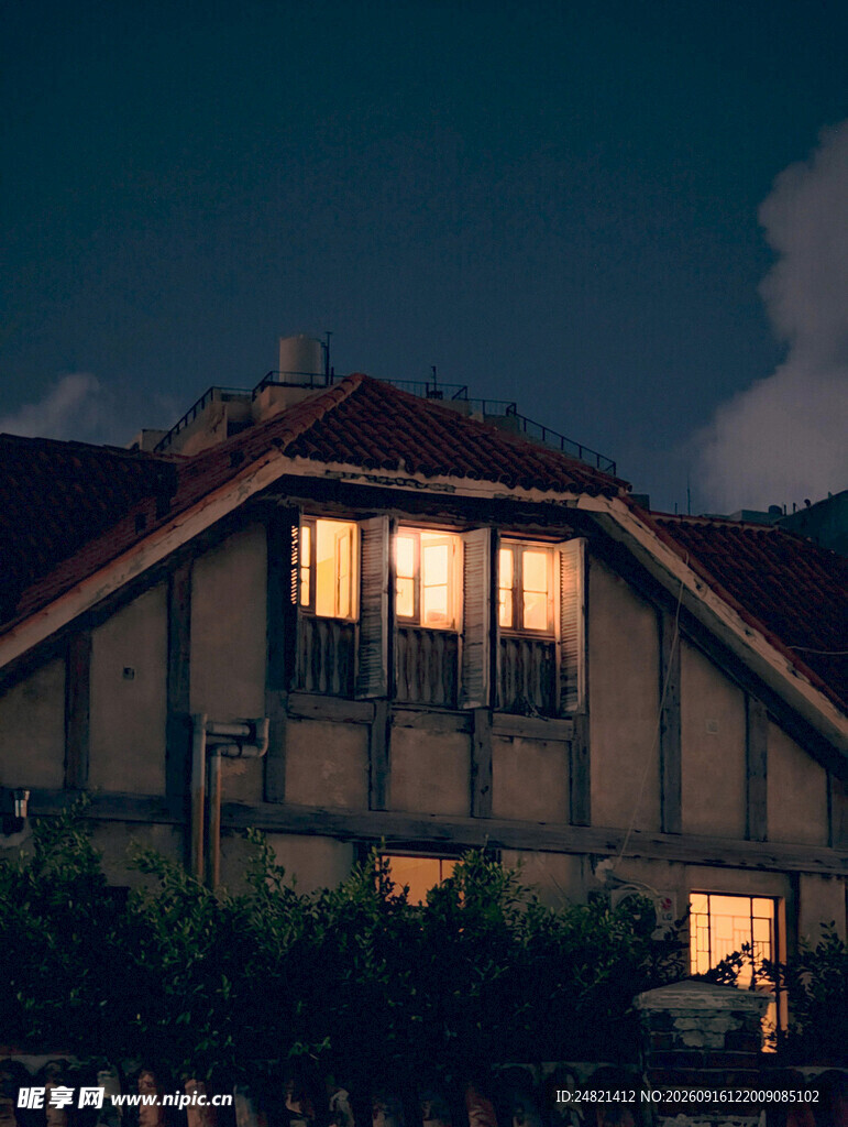 夜幕下亮灯的温馨小屋