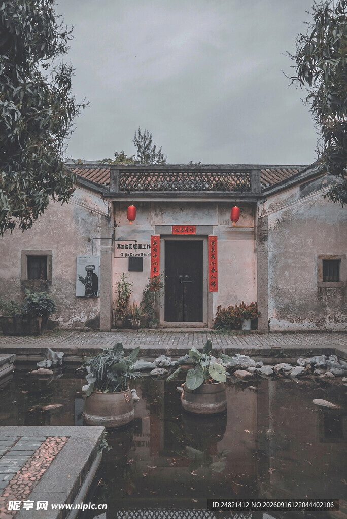 古朴中式老建筑庭院一角