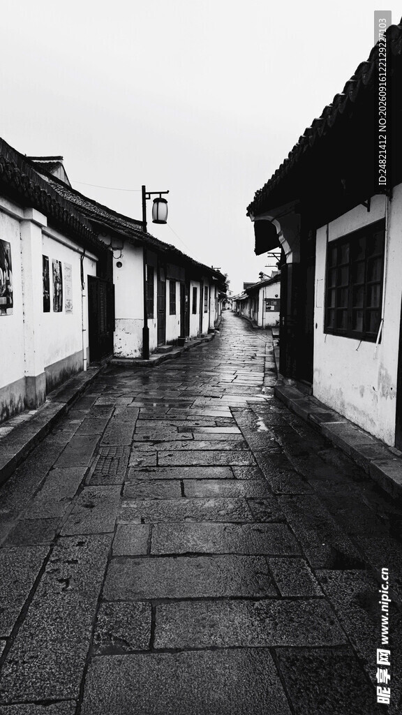 江南水乡雨后静谧小巷