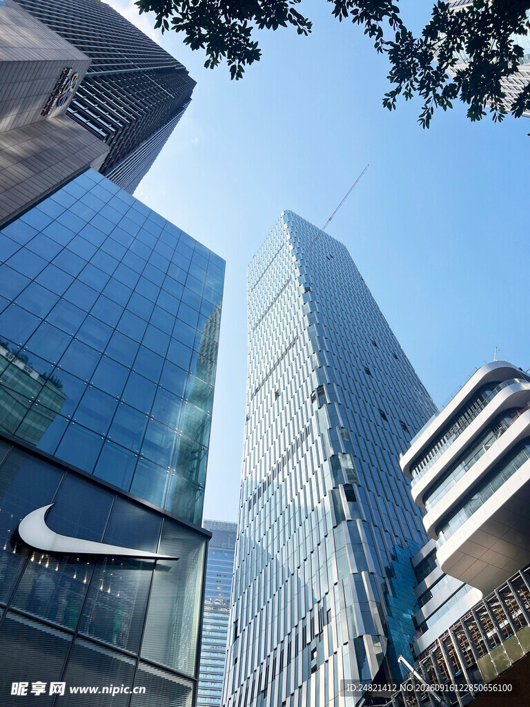 城市中高耸的现代商业建筑