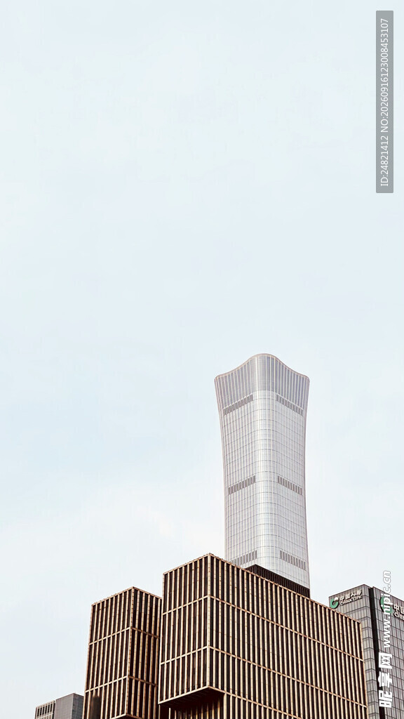 城市中高耸的现代摩天大楼