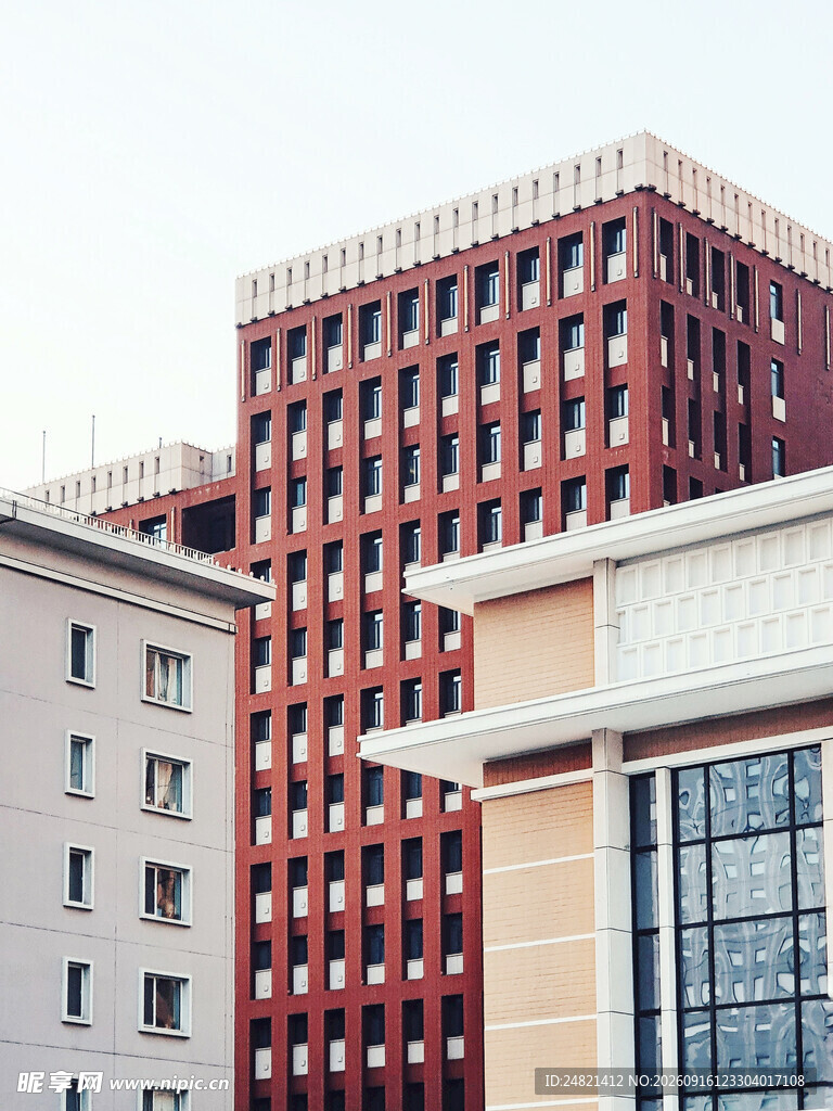 城市中风格各异的高楼建筑