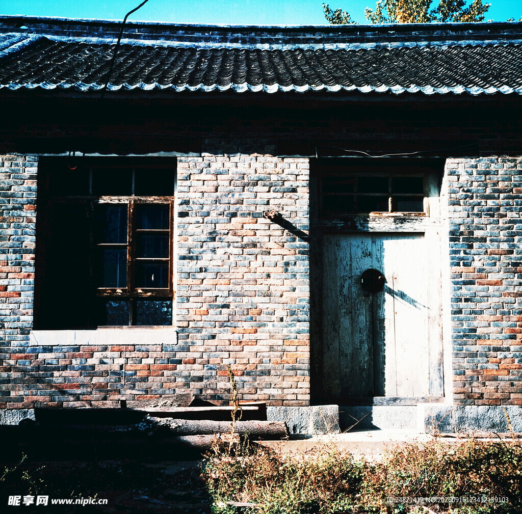 老旧砖墙房屋外观
