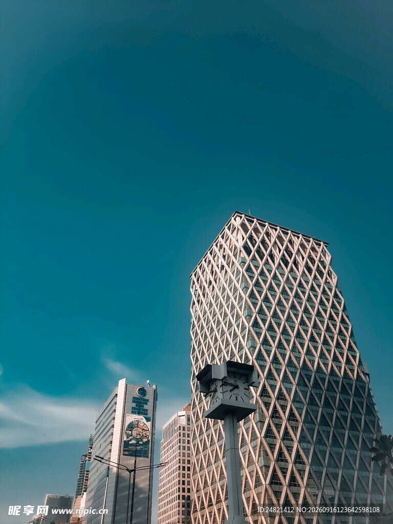 城市天际线中的现代建筑