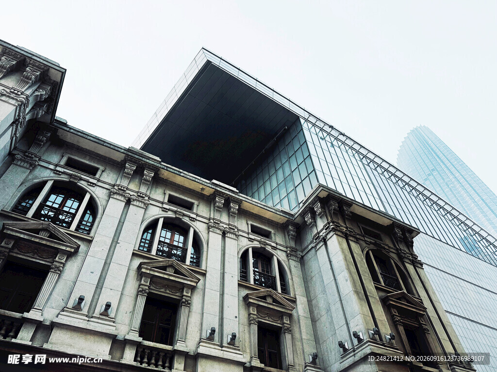 新旧建筑对比的城市景观