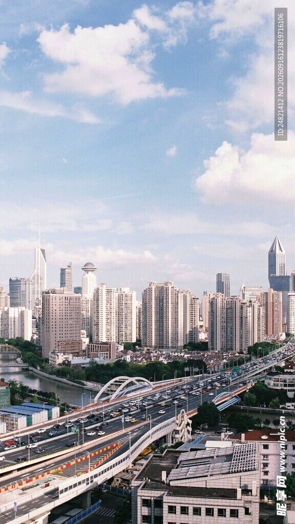 城市天际线与交通景观