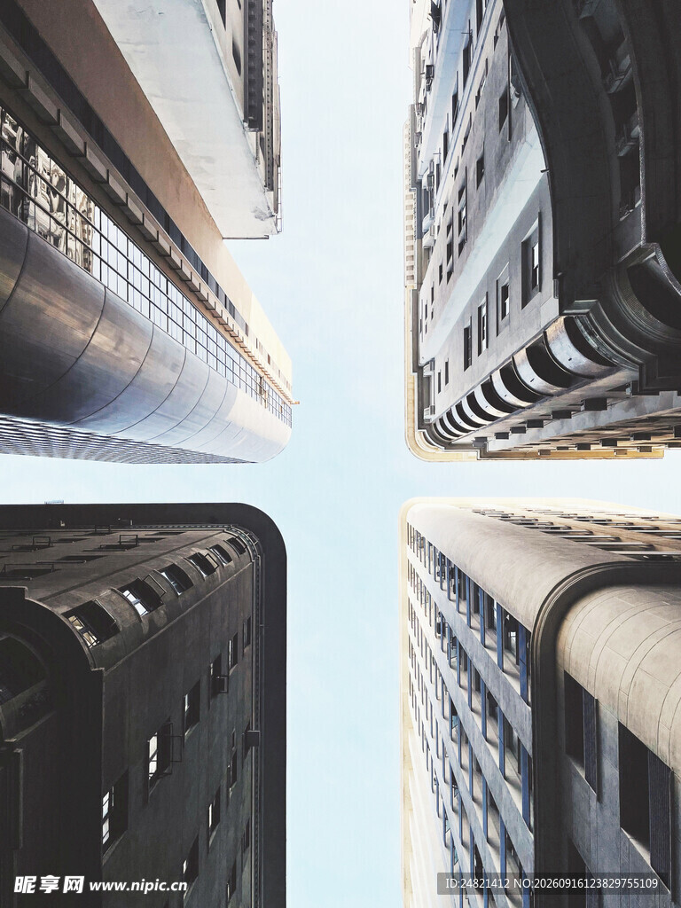 仰视城市高楼建筑群