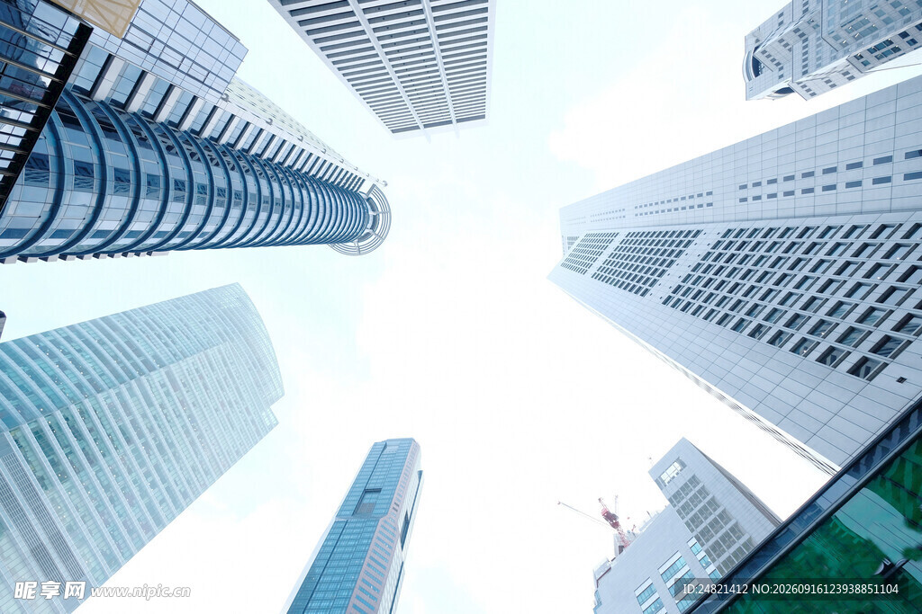 仰视都市摩天大楼景观