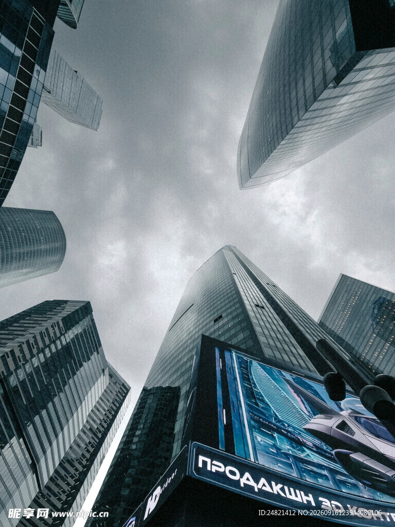 仰视都市摩天大楼景观