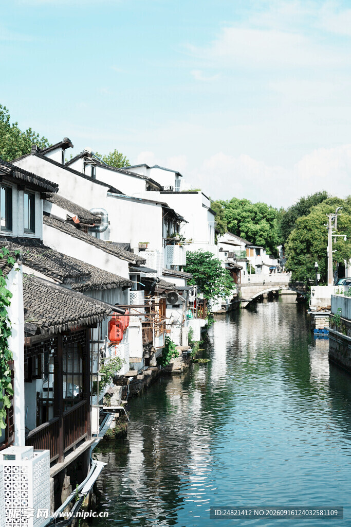 江南水乡临河民居风景
