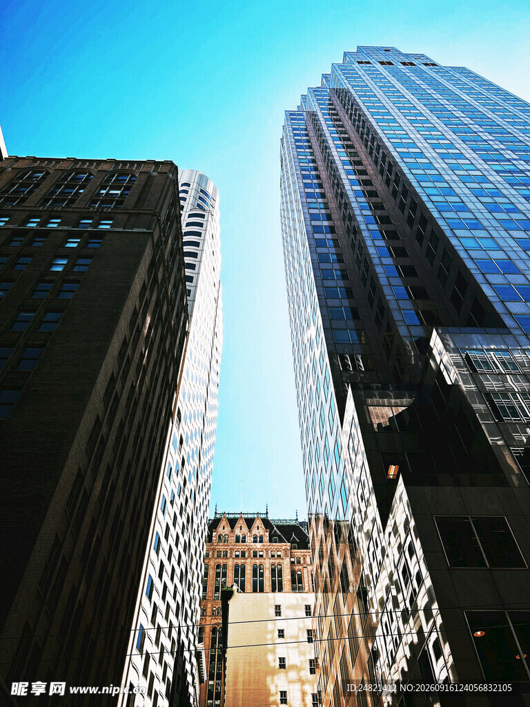 仰视都市摩天高楼景观