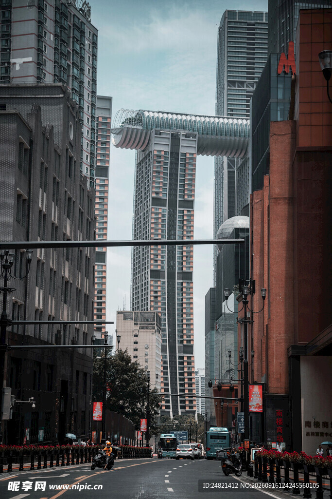 城市街道高楼间的繁忙景象