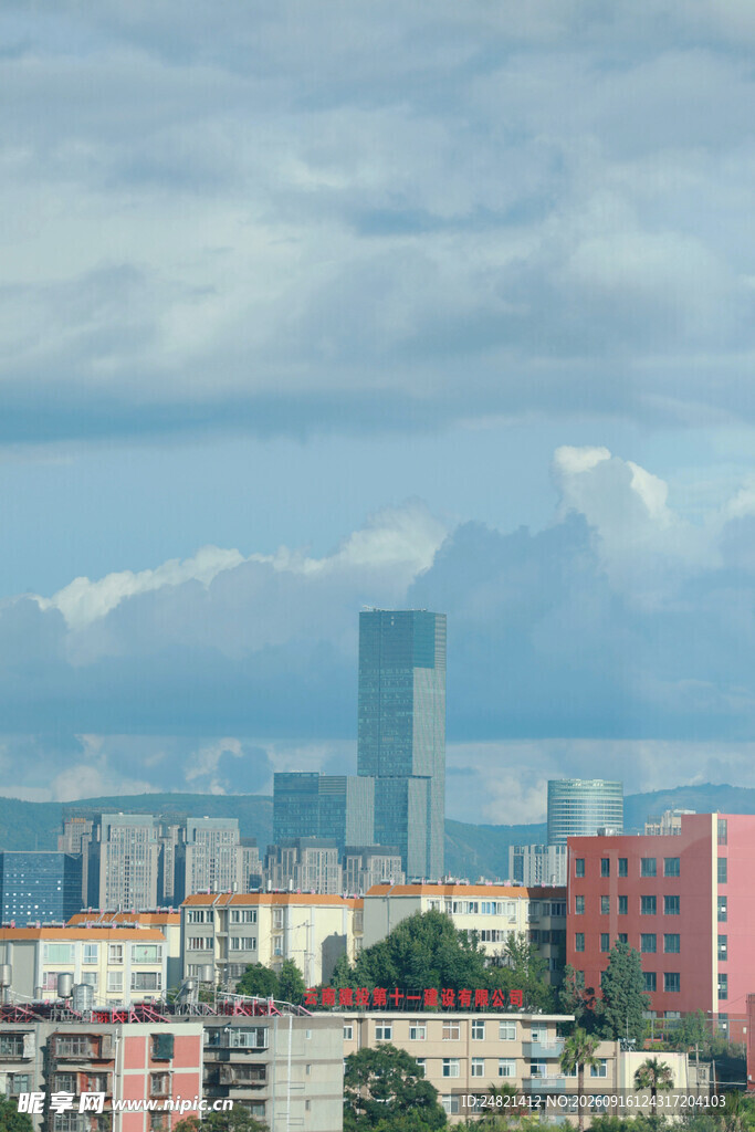 城市天际线与多彩建筑群