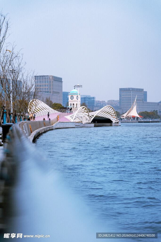 河畔桥梁风景