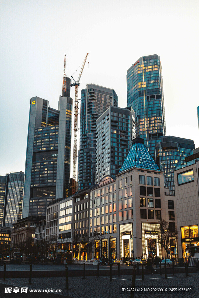 现代都市高楼与传统建筑景观