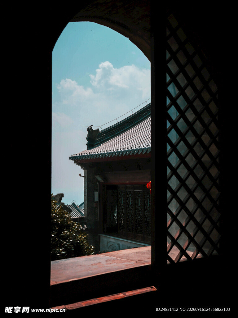 透过窗棂看古典建筑