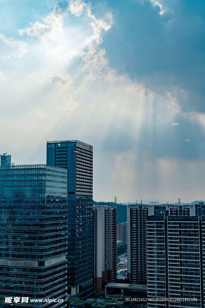 都市高楼与蓝天白云景观
