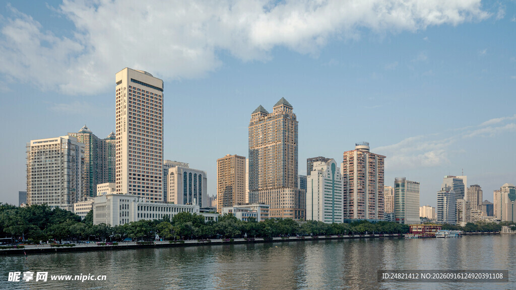 城市河畔高楼景观