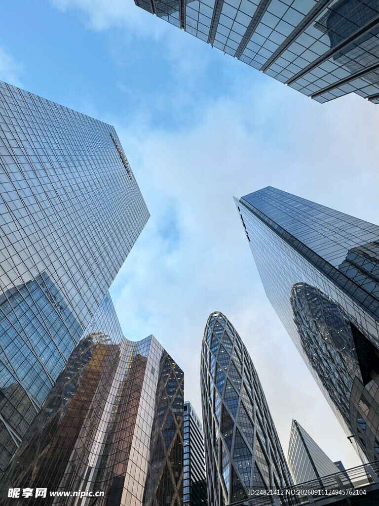 仰视都市摩天大楼景观