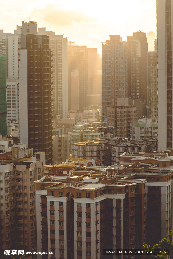 夕阳下的城市高楼景观