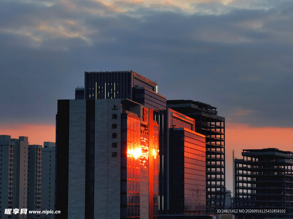 夕阳下的城市高楼景观