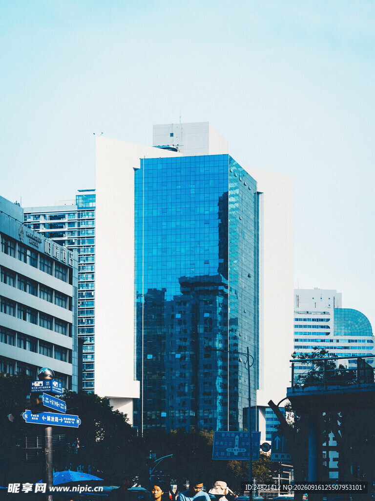 都市中的现代摩天大楼