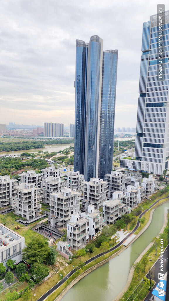 河畔双子高楼城市景观